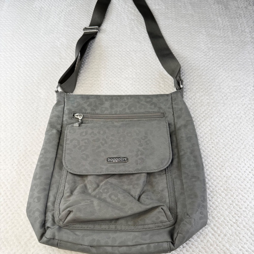 Baggallini Grey Leopard Print Nylon Crossbody Bag Messenger Travel Purse